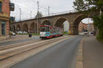 Am 20.09.2021 war KT4D 930 der Städtischen Verkehrsbetriebe Zwickau auf dem Weg vom Klinikum nach Pölbitz. Im Zuge der Werdauer Straße wird der Viadukt der Bahnstrecke Dresden - Zwickau unterquert.