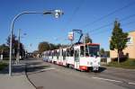 Straßenbahn Zwickau: Tatra KT4D der SVZ Zwickau - Wagen 947 sowie Tatra KT4D - Wagen 936, aufgenommen im Oktober 2015 an der Haltestelle  Steinkohlenwerk / Glück-Auf-Center  in Zwickau.