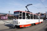 Straßenbahn Zwickau: Tatra KT4D der SVZ Zwickau - Wagen 947, aufgenommen im Oktober 2016 an der Zentralhaltestelle in Zwickau.