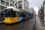 Der Niederflur-Gelenktriebwagen (BVG 1004) GT6-94, 1994 bei AEG gefertigt, auf der Linie M 1 nach Rosenthal an der Haltestelle Friedrichstraße.