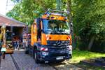 VGF Mercedes Benz Arocs Zweiwege Turmwagen am 02.09.23 beim Tag der Verkehrsgeschichte in Frankfurt am Main