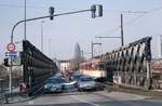 1994 wurde die Friedensbrücke erneuert, was verschiedene Behelfsmaßnahmen erforderlich machte, die auch alle Straßenbahnlinien vom Hauptbahnhof über den Main nach Sachsenhausen