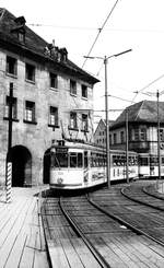 Nürnberg-Fürther Straßenbahn__Tw 334 [GT6; MAN/Siemens; 1964] mit Bw auf Linie 1 auf U-Bahn-Bau-bedingter Behelfsstrecke am Jakobsplatz.__15-06-1976