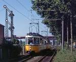 Strassenbahn Stuttgart:  Hp 2 für GT4 ? Nahe der Haltestelle  Eszet  stand auf DB-Gelände als  Denkmal  diese Formsignal-Kombination, die sich perfekt mit der vorbeifahrenden Linie 13 in