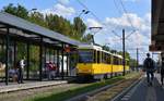 04.09.2017, Berlin, Am Tierpark. Tatra KT4DM-Traktion auf der Linie M17 erreicht die Haltestelle U Tierpark.