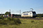 Metrans mit einem halbvollen Containerzug und der 386 015-2 in Front.