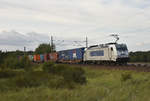 Metrans mit der 386 004-6 und Container im Schlepp, unterwegs in Richtung Schwerin. 3km östlich von Büchen, 31.08.2018.