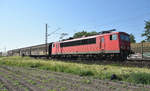 Diese schicke 155 243-9 von Railpool kam mit einem gemischten Güterzug aus Richtung Lüneburg. Höhe Bardowick, 29.05.2018.