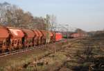 GC 62104 (Flensburg-Weiche–Bebra Rbf) und GM 60204 (Beddingen–Hamburg-Waltershof) begegnen sich am 24.03.2012 zwischen Radbruch und Winsen (Luhe); rechts hat die Baufeldfreimachung fr den