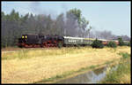 Schublok 503603 ist hier am 10.7.1994 bei Großmoor in Richtung Celle unterwegs. Den Sonderzug zum OHE Fest in Celle führt 032204.