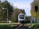 Die beiden erixx (ex Heidekreuzbahn) Triebwagen Heidesprinter 648 474 + 473 (LINT 41) als erx 83729 auf der Heidebahn RB 38 Buchholz (Nordheide) - Hannover am Bahnübergang kurz vor dem Haltepunkt (ehemals Bahnhof) Hp Wintermoor; 30.04.2017
