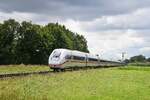 DB Fernverkehr Tz 9013 (412 013) als ICE 2916 Köln Hbf - Hamburg-Altona, Umleiter (Frille, 27.08.2021). Aufgrund einer Oberleitungsstörung zwischen Sagehorn und Ottersberg (Strecke Bremen - Hamburg) wurde der Fernverkehr (IC, ICE, Flixtrain) zwischen Hamburg und Köln über Rotenburg (Wümme) - Verden - Nienburg - Minden - Hamm bzw. Gegenrichtung umgeleitet. Der Fotostandpunkt befindet sich an dem eingleisigen Teilstück Nienburg - Minden ( NATO-Bahn ). Der hier sonst in jede Richtung zweistündlich verkehrende RE 78  Porta-Express  wurde wegen Auslastung dieses Teilstücks auf SEV umgestellt.