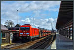 245 026-0 ist mit einem Autozug am Bahnhof Westerland auf Sylt angekommen.