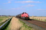 261 027 hat einige Kesselwagen aus Hemmingstedt , von der dortigen Raffinerie geholt und tritt nun den Weg in Richtung Maschen an.