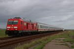 245 024 bespannte am 30.9.2023 einen Intercity aus Hamburg zur Fahrt nach Westerland auf Sylt. Der Zug verlässt grade den Friedrich-Wilhelm-Lübke-Koog und wird gleich auf den Hindenburgdamm fahren.