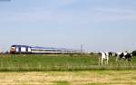 NOB81727 (Westerland(Sylt)-Hamburg Altona) mit Schublok 223 055-5 bei Lehnshallig 5.6.15