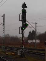 Ausfahrsignal in Bad Oldesloe. Angezeigt wird Hp1 und Vr1.