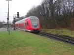 RE 21424 nach Lbeck Hbf steht im Reinfelder Bf und wartet auf die Abfahrt. Vorne zieht eine 218.