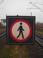 Hinweisschild  Bahnsteigende  am 6.12.08 in Bad Oldesloe. Es soll darauf hinweisen, dass man nicht weiter hinaus gehen darf.