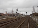 Blick vom Bahnübergang auf dem Bahnsteig vom ehemaligen Grenzbahnhof Herrnburg an der ehemaligen innerdeutschen Grenze am 20.März 2016.