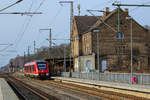 DB Lint 41 fährt in Jatznick am ehm. Empfangsgebäude und den in die Jahre gekommenen, gesperrten und überdachten Bahnsteig vorbei. - 06.03.2014