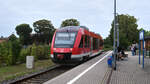 Die RB25 nach Velgast steht im Startbahnhof Barth bereit zur Abfahrt. Zum Einsatz kommt auf dieser Linie ein Dieseltriebwagen der Baureihe 640 der DB Regio Nordost. Die Infrastruktur gehört der Usedomer Bäderbahn.
Aufgenommen im August 2023.