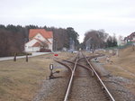 Blick von einem Bahnübergang auf dem Bahnhof Ückeritz am 13.März 2016.Links das zwar vorhandene aber nicht mehr genutzte Ladegleis,geradeaus das Hauptgleis und Rechts das