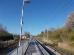 Und so sieht jetzt der neue Bahnsteig in Sagard Richtung Sassnitz aus.Auch wenn ein neuer Bahnsteig angelegt wurde,den Lichtmast links hat man nicht gerade aufgestellt.Aufnahme vom 07.Mai 2015.