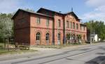 Das ehem. Empfangsgebäude des früheren Bahnhofs der Stadt Usedom am 09.05.2020 - jetzt Naturparkhaus und Touristeninfo.