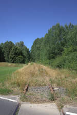 Blick vom BÜ kurz vor Feldberg Richtung Westen. Kursbuchstrecke 917, Neustrelitz Süd-Feldberg, 1984 verkehrten noch 4 Zugpaare, die Reiesezeit betrug zwischen 42 bis 72 Minuten.1957 lautete die Streckenbezeichnung  121c, es verkehrten ebenfalls 4 Zugpaare bei annähernd gleicher Reisezeit.Im Jahr 2000 wurde der Reiseverkehr.   eingestellt. 07.07.2018  13:53 Uhr.