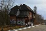 Auf der Bahnstrecke von Berlin nach Hennigsdorf lassen sich viele Relikte aus besseren Zeiten finden.