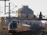 Der Locomore Zug überquert gerade die Museumsinsel kurz vorm S-Bahnhof Hackescher Markt auf dem Weg von Stuttgart über die Berliner Stadtbahn bis zum Endbahnhof Lichtenberg. Dezember 2016