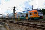 445 110 (Stadler KISS) der Ostdeutschen Eisenbahn GmbH als RE 63971 (RE2) von Cottbus nach Wismar verlässt den Bahnhof Wittenberge auf der Bahnstrecke Berlin–Hamburg (KBS 204).