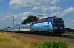 193 291  Linda  zog am 21.06.2021 ihren EC 177 von Hamburg-Altona nach Prahe hl. n., durch Vietznitz.
Ort: Vietznitz, 21.06.2021