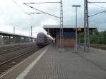 Nauen, Bahnsteig B mit RE 2 nach Wittenberge auf Gleis 5 (05.08.2012)