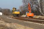 Neues von der Baustelle: Das Zelt ist eine Lnge nordwrts gerckt und schon ist der Bahndamm aufgebaut und die Fa. STRABAG mit einem Zwei-Wege-Bagger die Weiche Nr. 7 ein. Die Neuen haben ein Radius von 500 m, die demontierten dagegen 300 m. So gesehen am 12.02.2013 in Nassenheide.