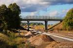 Die Straenbrcke in Grabowhfe. Wie man gut sehen kann, wurden hier bereits die Streckengleise komplett ausgetauscht und das neue Planum bereits fertig gestellt. Angesichts der fehlenden Oberleitung wirken die Hinweisschilder an der Brcke ein wenig kurios. 