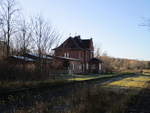 Das ehemalige Bahnhofsgebäude von Prenzlau Vorstadt am 30.November 2019.Die ehemaligen Bahnsteige sind noch zuerkennen,nur die Gleise sind entfernt.