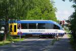 Ein Talent der NEB passiert hier den Bahnübergang zwischen Rehfelde Dorf und Rehfelde.