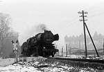 23.01.1982, Bei Weixdorf, Lok DR 52 8123 mit P 4861 von Königsbrück