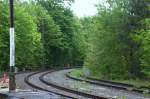 Nach dem steilen Rechtsbogen kommt gleich eine Linksbogen und dann das imposante  Viadukt von Knigsbrck ber die Pulsnitz.