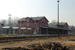 Bahnhof Kamenz am 05.04.2016. Die Aufnahme entstand von der ehemaligen Güterabfertigung aus. Diese ist seit vielen Jahren stillgelegt und mittlerweile komplett zugewachsen.