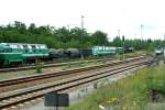 Nordausfahrt des Kamenzer Bahnhofes in Richtung Senftenberg, Lbbenau. Hier findet leider nur noch Gterverkehr statt. Der Personenverkehr wurde am 23.05.1998 eingestellt. Bei der groen Lok links handelt es sich um die V 180 002 der ITL, ehemals als 118 052 eine der 3 Zugloks des Regierungszuges der ehemaligen DDR! Rechts im Bild beginnt der Bereich des ehemaligen Bw Kamenz. (Aufnahme vom 01.07.2011)