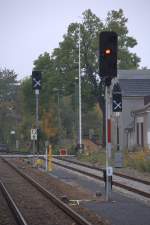 Auch hier ist der Fortschritt des Baugeschehens sichtbar, die neuen KS Signale sind aufgestellt. 10.10.2013 12:33 Uhr  Bahnhof Pulsnitz.