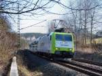 185 543 der Captrain durchfhrt am 7.4.13 mit ihrem Hyundai Autozug Strand bei Rathen