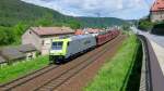 Captrain 285 117-9 durchfährt mit einem Autozug den Ort Königstein (Sächs.