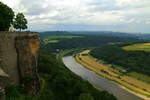 Blick am Nachmittag des 16.06.2017 von der Festung Königstein ins Elbtal mit seiner stark frequentierten Bahnstrecke, auf der gerade ein Autotransportzug aus Tschechien in Richtung Dresden unterwegs ist.