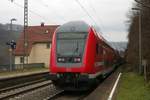 Nachschuss auf DABpbzfa 767.2 mit Zuglok 143 591-6 der S-Bahn Dresden (DB Regio Südost) als S 31731 (S1) von Meißen Triebischtal nach Bad Schandau, die den Hp Obervogelgesang auf der Bahnstrecke Děčín–Dresden-Neustadt (KBS 241.1 | Elbtalstrecke) verlässt. [16.12.2017 | 12:27 Uhr]