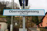 Da, wo die Vögel singen...
Blick auf ein älteres Stationsschild des Hp Obervogelgesang auf der Bahnstrecke Děčín–Dresden-Neustadt (KBS 241.1 | Elbtalstrecke) auf Gleis 2. [16.12.2017 | 12:51 Uhr]