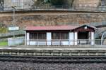 Blick auf ein historisches Häuschen über der Personenunterführung des Hp Königstein(Sächs Schw) auf der Bahnstrecke Děčín–Dresden-Neustadt (KBS 241.1 | Elbtalstrecke) auf Gleis 2. [16.12.2017 | 13:42 Uhr]